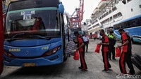 Mereka mengaku telah di isolasi di pulau Batam selama 60 hari guna mengantisipasi penyebaran COVID-19. 