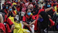 Ini momen ratusan TKI yang tiba di Terminal Penumpang Nusantara Pelabuhan Tanjung Priok, Jakarta, Jumat (12/6/2020).