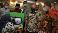 Direktur Utama BPJamsostek Agus Susanto (kedua kanan), Pimpinan Komisi IX DPR Emanuel Melkiades (kanan), berbincang dengan peserta saat meninjau pelayanan tanpa kontak fisik (Lapak Asik) di Kantor BPJamsostek Cabang Tangerang Cikokol, Banten, Jumat (12/6/2020). dok. BPJamsostek