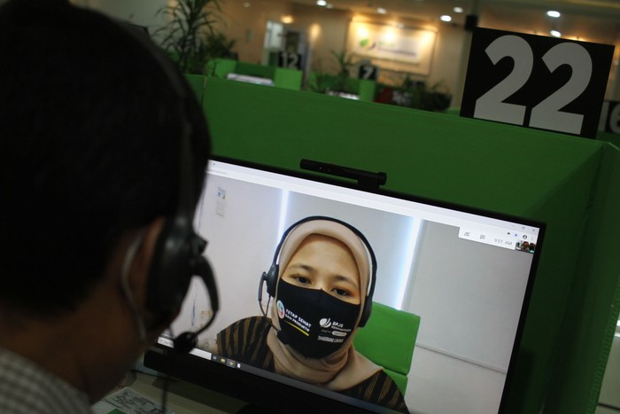 Keren! Pelayanan Disini Tanpa Kontak Fisik Kantor BPJamsostek cabang Tangerang Banten sudah dua bulan lebih menerapkan layanan tanpa kontak fisik antara petugas dan peserta yang tetap mengedepankan protokol kesehatan.