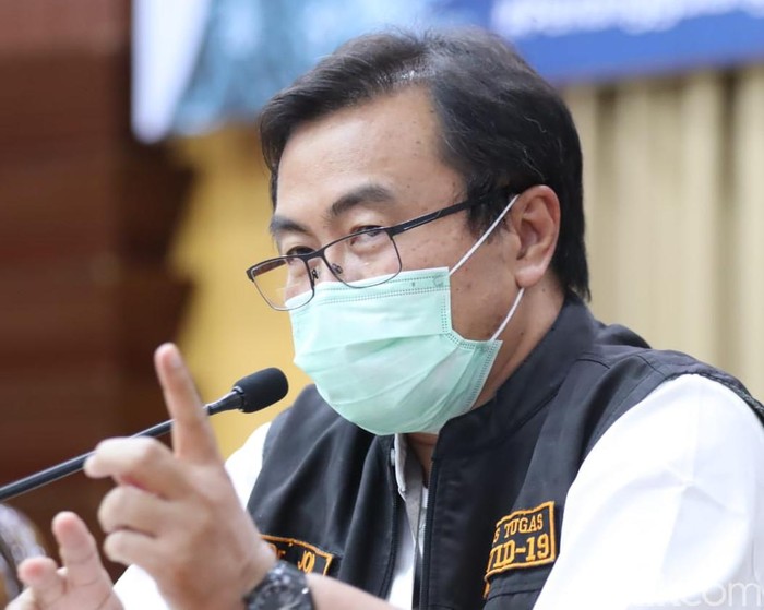 Ketua Rumpun Kuratif Gugus Tugas Percepatan Penanganan COVID-19 di Jatim dr Joni Wahyuhadi