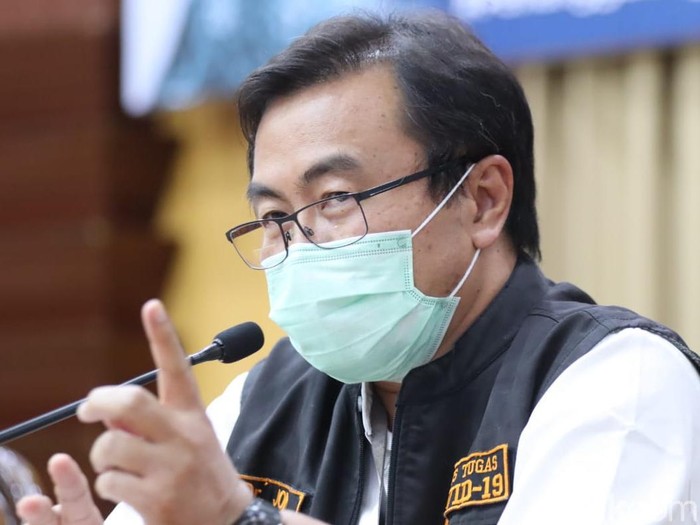 Ketua Rumpun Kuratif Gugus Tugas Percepatan Penanganan COVID-19 di Jatim dr Joni Wahyuhadi