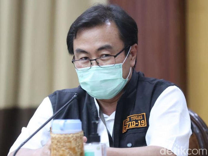 Ketua Rumpun Kuratif Gugus Tugas Percepatan Penanganan COVID-19 di Jatim dr Joni Wahyuhadi