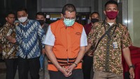 Sementara itu, Mantan Direktur Niaga PT Dirgantara Indonesia (Persero) (PTDI) Irzal Rinaldi Zailani juga berjalan keluar usai ditetapkan sebagai tersangka di Gedung KPK, Jakarta.