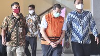 Tersangka kasus dugaan korupsi kegiatan penjualan dan pemasaran pesawat PTDI tahun 2007-2017 itu terus menunduk dan menghindari wartawan.