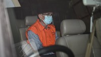 Mantan Direktur Utama PT Dirgantara Indonesia (Persero) (PTDI) Budi Santoso memasuki mobil tahanan dan diam seribu bahasa saat diberondong pertanyaan oleh wartawan.