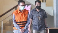 KPK menahan Irzal Rinaldi Zailani dalam kasus dugaan korupsi kegiatan penjualan dan pemasaran pesawat PTDI tahun 2007-2017. 