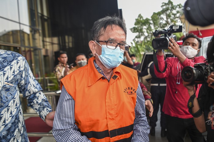 KPK TAHAN MANTAN DIREKTUR UTAMA PT DIRGANTARA INDONESIA Mantan Direktur Utama PT Dirgantara Indonesia (Persero) (PTDI) Budi Santoso berada di dalam mobil tahanan usai ditetapkan sebagai tersangka di Gedung KPK, Jakarta, Jumat (12/6/2020). KPK menahan Budi Santoso dalam kasus dugaan korupsi kegiatan penjualan dan pemasaran pesawat PTDI tahun 2007-2017. ANTARA FOTO/Nova Wahyudi/wsj.