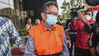 Mantan Direktur Utama PT Dirgantara Indonesia (Persero) (PTDI) Irzal Rinaldi Zailani berjalan keluar usai ditetapkan sebagai tersangka di Gedung KPK, Jakarta, Jumat (12/6/2020). 