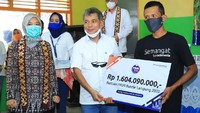 Direktur Utama Bank BRI Sunarso (Tengah) memberikan bantuan dari Yayasan Baitul Mal (YBM) Bank BRI senilai Rp 1,6 Miliar kepada 31 kelompok tani peserta program Peningkatan Keterampilan Usaha Rakyat (PKUR) yang disaksikan Wakil Gubernur Lampung Hj. Chusnunia Chalim (kiri) dalam rangkaian kegiatan Dialog Ketahanan Pangan Bersama Pelaku UMKM di Balai Desa Bangun Rejo, Lampung Tengah. Foto: dok. BRI