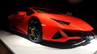 Tentu perlu kehati-hatian untuk mengemudikan mobil bertenaga buas ini. Sebab jantung pacunya, Lamborghini Huracan ini dibekali mesin V10 5.2 liter yang mampu memuntahkan tenaga hingga 610 hp pada 8.250 rpm dan torsi maksimum 560 Nm pada 6.500 rpm. Dengan mesin tersebut mampu berlari dari 0-100 km/jam dalam waktu 3,2 detik saja dan 0-200 km/jam hanya dalam waktu 9,9 detik. Foto: Rizki Pratama
