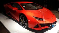 7. Lamborghini Huracan EVO AWD Ini adalah salah satu model yang baru dibawa Prestige Motorcars ke Indonesia belum lama ini. Lamborghini Huracan EVO AWD dibanderol Rp 12 miliar off the road. Mobil ini ditenagai mesin 5,2 liter V-10, yang dipadu transmisi 7-speed auto-shift man w/OD Transmission. Mesin itu bisa menghasilkan tenaga 610 dk pada 8.000 rpm dan torsi 413 dk pada 6.500 rpm. Tenaga mesin ini disalurkan ke 4 roda, yang didukung fitur ABS dan driveline traction control. Foto: Rizki Pratama