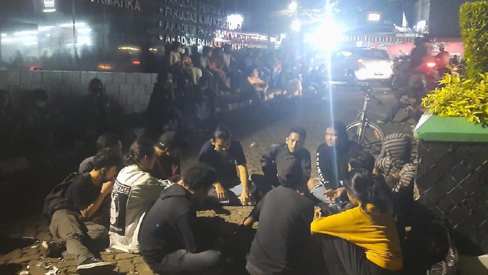 Mahasiswa Unas Demo soal Uang Kuliah di Tengah Pandemi, Sempat Bakar Ban