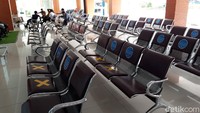 Dikemukakan dia, berbagai fasilitas di bandara saat ini telah ditandai untuk penerapan social distancing. Mulai dari ruang kedatangan penumpang, ruang pemeriksaan dokumen, bahkan hingga lift dan toilet. Kapasitas di ruang boarding yang mencapai 1.800 orang, lanjut dia, dalam new normal ini juga dikurangi sekitar 50 persen. Hingga hanya 800 orang untuk penerapan social distancing. Dengan jumlah penerbangan dan penumpang yang ada saat ini, pihaknya memastikan ruang boarding tersebut akan sangat mencukupi.