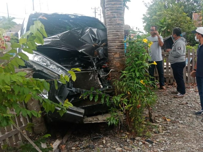 Mobil yang ditumpangi tim humas KKP kecelakaan di Sulteng.