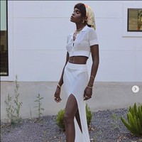 Model keturunan Afrika, Amy Lefevre, menolak saat diminta memakai aksesori berupa kuping tambahan besar dan bibir merah tebal serta lebar. Menrutnya itu adalah bentuk rasisme yang digelar Fashion Institute of Technology, Manhattan. Amy pun menolak menggunakan aksesori tersebut dan berjalan di runway tanpa aksesori. Foto: Instagram