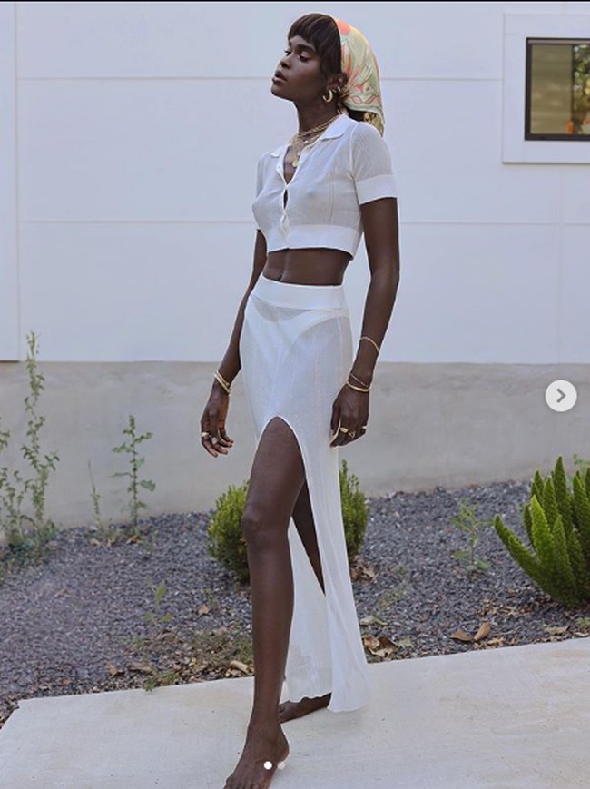 Model keturunan Afrika, Amy Lefevre, menolak saat diminta memakai aksesori berupa kuping tambahan besar dan bibir merah tebal serta lebar. Menrutnya itu adalah bentuk rasisme yang digelar Fashion Institute of Technology, Manhattan. Amy pun menolak menggunakan aksesori tersebut dan berjalan di runway tanpa aksesori. Foto: Instagram