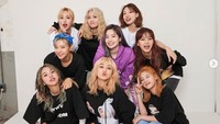 TWICE mendapat kritikan pedas usai membawakan lagu MORE & MORE secara live namun terdengar sumbang. Dok. Instagram/twicetagram
