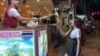 Selai itu, di Instagram, Nella Kharisma juga beberapa kali membagikan momen kulinernya. Seperti pada foto ini yang memperlihatkan dirinya beli es krim Turki. Foto: Instagram @nellakharisma