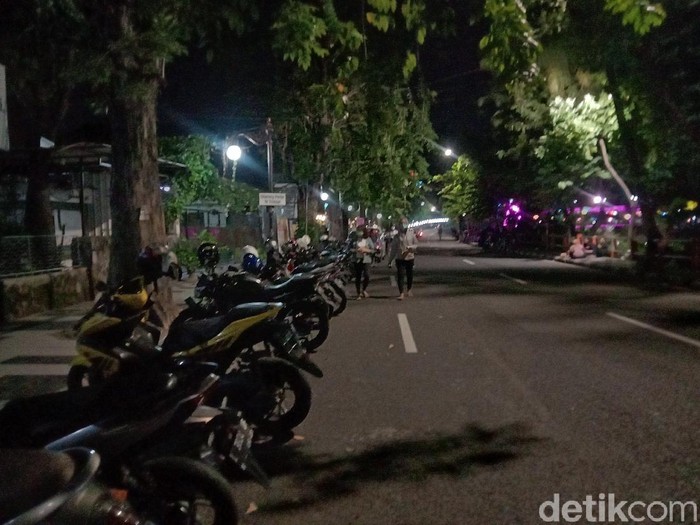 Di masa transisi menuju new normal, masih banyak warga Surabaya yang nongkrong tanpa menerapkan protokol kesehatan. Seperti tidak menerapkan physical distancing dan tidak menggunakan masker.