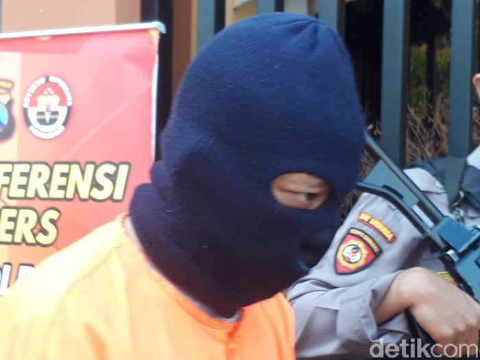 Oknum guru honorer di Bojonegoro yang menyetubuhi 3 model dijerat pasal berlapis. Yakni tentang pornografi, pemerkosaan hingga perlindungan anak.