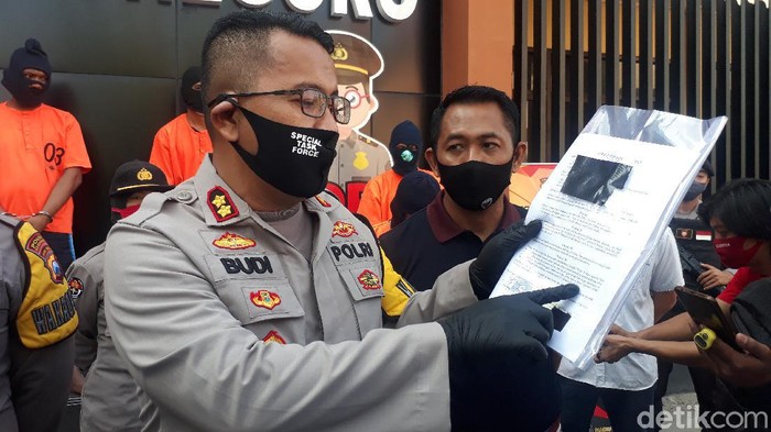 Seorang guru honorer di Bojonegoro yang menyambi sebagai fotografer ternyata seorang predator seks. Ia menyetubuhi tiga model.