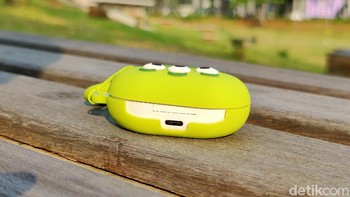 Oppo Enco W11 edisi Toy Story punya port USB Type C. Foto: Adi Fida Rahman/detikINET