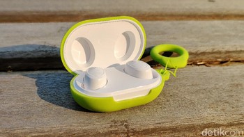 Dalam kondisi penuh earphone ini bisa digunakan untuk mendengar musik 20 jam. Foto: Adi Fida Rahman/detikINET
