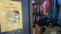 Poster untuk memakai masker dan pelindung wajah ditempel di sejumlah titik agar pedagang dan pembeli memperhatikannya.