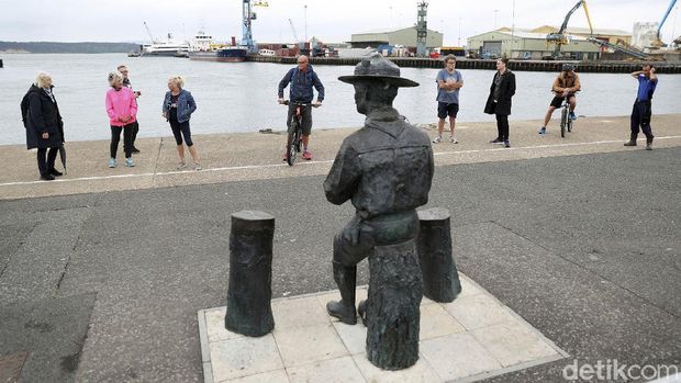 Patung pelopor gerakan pramuka Robert Baden-Powell akan dipindahkan dari Poole Quay, Inggris. Pemindahan patung itu untuk mengantisipasi amuk massa yang memprotes antirasisme.