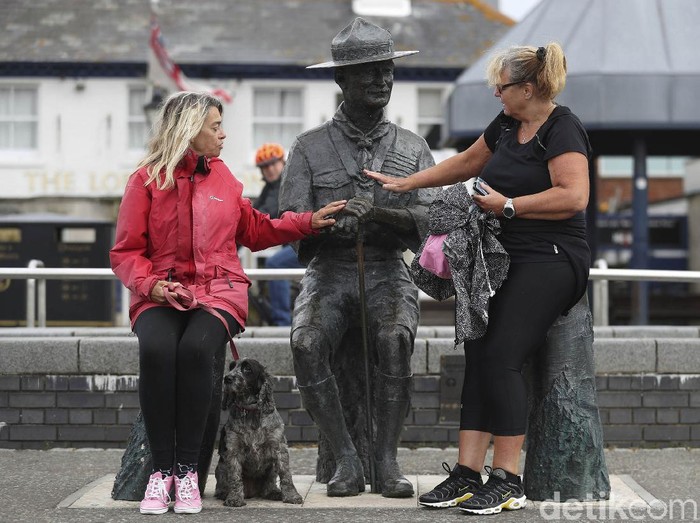 Patung pelopor gerakan pramuka Robert Baden-Powell akan dipindahkan dari Poole Quay, Inggris. Pemindahan patung itu untuk mengantisipasi amuk massa yang memprotes antirasisme.