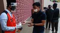 Mereka juga disemprot hand sanitaser.