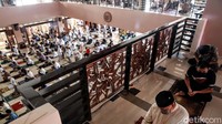 Jemaah juga diwajibkan memakai masker.