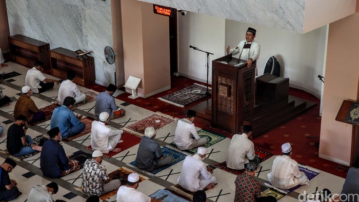Salat Jumat dengan protokal kesehatan berlangsung tertib di Masjid Raya Bani Umar, Tangsel. Ini merupakan salat Jumat kedua setelah pelonggaran masa PSBB di Tangsel.