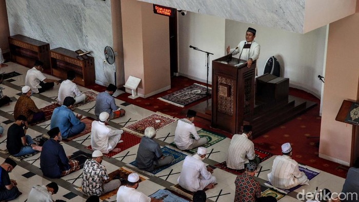 Salat Jumat dengan protokal kesehatan berlangsung tertib di Masjid Raya Bani Umar, Tangsel. Ini merupakan salat Jumat kedua setelah pelonggaran masa PSBB di Tangsel.