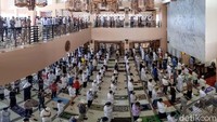 Jarak antar jamaah sekitar 1 meter.