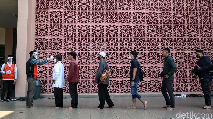 Pekan Kedua, Salat Jumat di Tangsel Tertib Salat Jumat dengan protokal kesehatan berlangsung tertib di Masjid Raya Bani Umar, Tangsel. Ini merupakan salat Jumat kedua setelah pelonggaran masa PSBB di Tangsel.