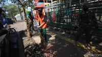 Mereka juga harus menyapu dedaunan kering yang mengotori trotoar di kawasan Pasar Senen, Jakarta.