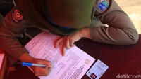 Petugas juga memberikan surat teguran kepada pelanggar PSBB transisi.