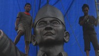 Pekerja memasang patung Presiden pertama sekaligus Proklamator Kemerdekaan Republik Indonesia (RI) Soekarno di Taman Gor di Palu, Sulawesi Tengah, Kamis (11/6/2020).