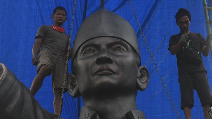 Pekerja memasang patung Presiden pertama sekaligus Proklamator Kemerdekaan Republik Indonesia (RI) Soekarno di Taman Gor di Palu, Sulawesi Tengah, Kamis (11/6/2020). Patung berbahan tembaga setinggi delapan meter tersebut didirikan di lokasi kedatangan dan pidato Soekarno di Kota Palu pada tahun 1957. Keberadaan tempat dan patung yang diberi nama sebagai Monumen Mutiara Bangsa tersebut diharapkan memperkuat rasa nasionalisme serta menjadi salah satu ikon wisata daerah tersebut. ANTARA FOTO/Mohamad Hamzah/aww.