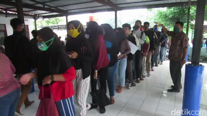 Pencari kerja di subang antre bikin kartu kuning