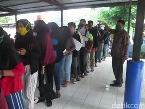 Tanpa Jaga Jarak, Pencari Kerja di Subang Antre Bikin Kartu Kuning