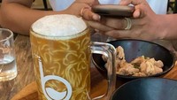 Biasanya ramen disajikan dalam mangkuk karena merupakan sajian berkuah panas. Namun tidak dengan ramen satu ini karena disajikan dalam gelas bir dan rupanya terlihat mirip. Foto: boredpanda.com