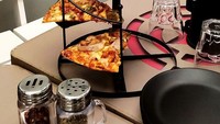 Mungkin restoran pizza  ini terinspirasi dari penyajian sushi yang bertingkat. Mereka pun tak mau kalah menyajikan pizza di atas tangga yang berliku. Foto: boredpanda.com