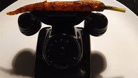 Entah apa filosofi dari penyajian wortel panggang satu ini. Padahal sudah diletakkan di atas piring, namun ada telepon vintage juga di sana. Foto: boredpanda.com