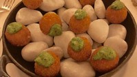 Sembilan buah kroket kecil ini disajikan di atas wajan yang di dalamnya berisikan batu. Mungkin agar rupanya terlihat mirip batu ya foodies! Foto: boredpanda.com