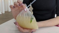 Mungkin minuman yang disajikan di dalam plastik bening dan diberi sedotan sudah biasa di Indonesia. Namun di luar negeri penyajian minuman ini malah bikin mereka heran.  Foto: boredpanda.com