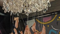 Irisan daging tipis biasanya disajikan dengan  piring, namun penyajiannya kali ini cukup unik. Daging disajikan di kaitan besi yang digantungkan di atas lampu. Foto: boredpanda.com
