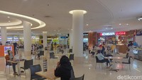 Hal paling berbeda ada di foodcourt. Di foodcourt, setiap meja diberi papan kaca pembatas untuk pengunjung. Hal itu dilakukan untuk meminimalisir kontak langsung antar pengunjung. 